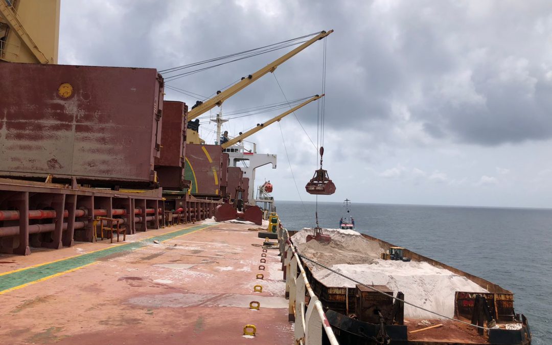 Kegiatan Loading Pasir Silica Menggunakan Crane