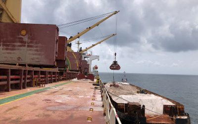Kegiatan Loading Pasir Silica Menggunakan Crane
