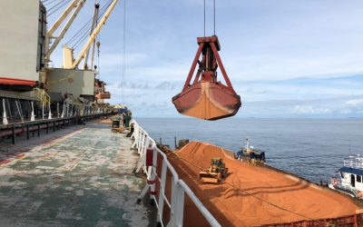 Kegiatan Loading Bauxite Menggunakan Crane